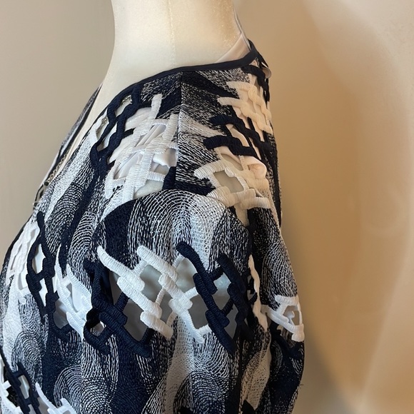 Alfred Dunner lace black & white size medium 2-in-1 top whit attached necklace - Picture 8 of 10